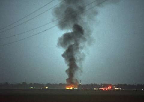 Queda de avião militar mata ao menos 16 pessoas, segundo autoridades