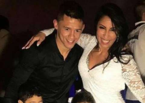 Ex-rainha de bateria se casa com ex-genro e não convida filha