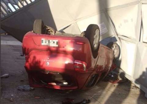 Carro capota em avenida de Manaus e deixa três pessoas feridas