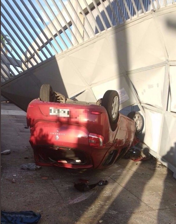 Carro capota em avenida de Manaus e deixa três pessoas feridas