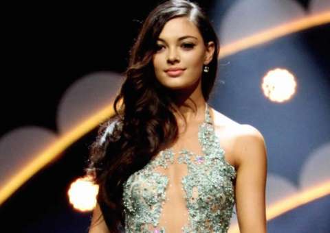 Miss causa polêmica ao usar luvas para encontrar órfãos com HIV 