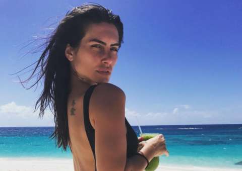 De topless, Cleo Pires faz dancinha com bumbum e anima seguidores