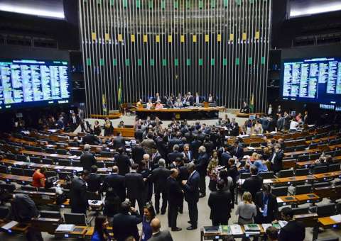 Presidente do Senado corta luz e sessão da reforma trabalhista é suspensa