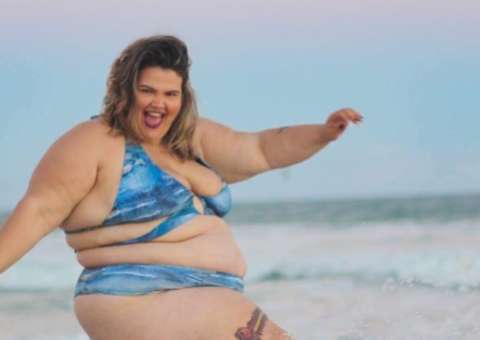 Bailarina plus size de Anitta que bombou em 'Paradinha' posa para grife de biquíni 