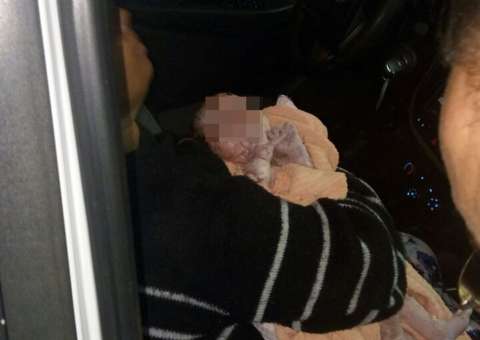 Mulher não sabia que estava grávida e dá à luz dentro de casa 