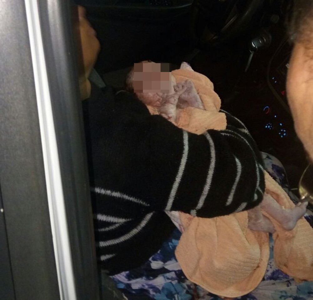 Mulher não sabia que estava grávida e dá à luz dentro de casa 