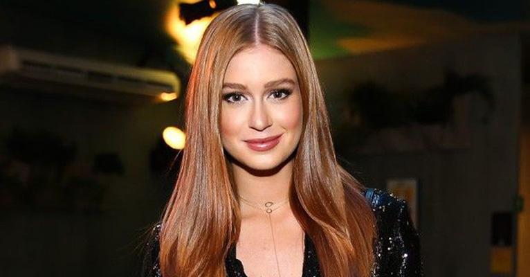 Após viagem pela Europa, Marina Ruy Barbosa aparece com look decotado em desfile