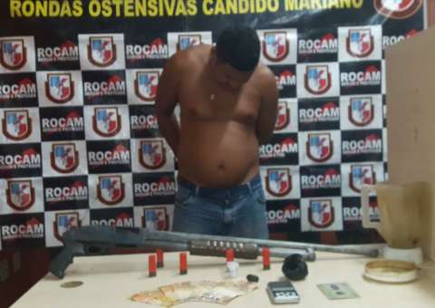 Após denúncias anônimas, homem é preso com drogas e arma em Manaus
