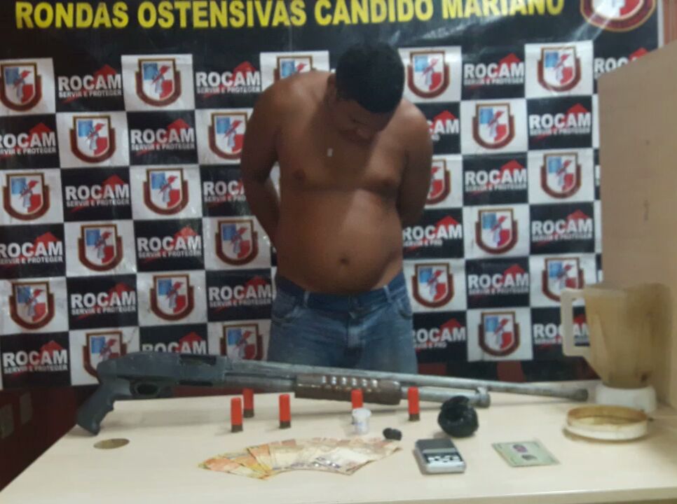 Após denúncias anônimas, homem é preso com drogas e arma em Manaus