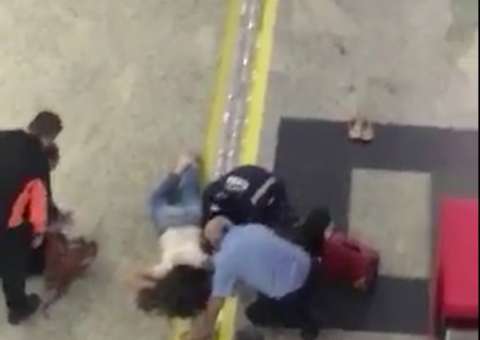 Mulher despenca do segundo andar de aeroporto em Manaus