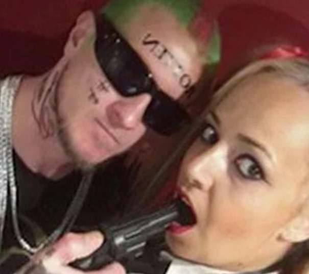 Casal é baleado em casa de swing por usar arma de brinquedo durante o sexo