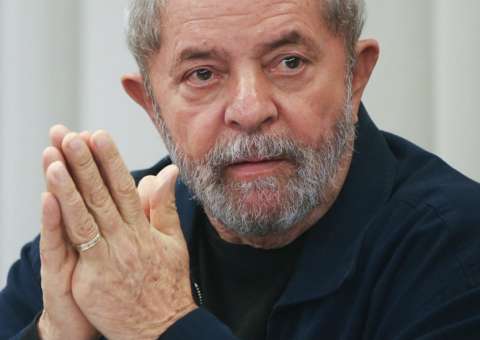 Lula é condenado a nove anos e meio de prisão 