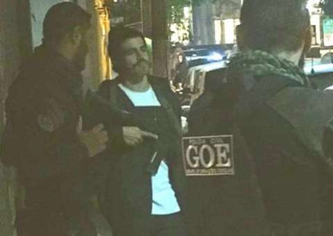 Caio Castro é flagrado com fuzil de policial em São Paulo