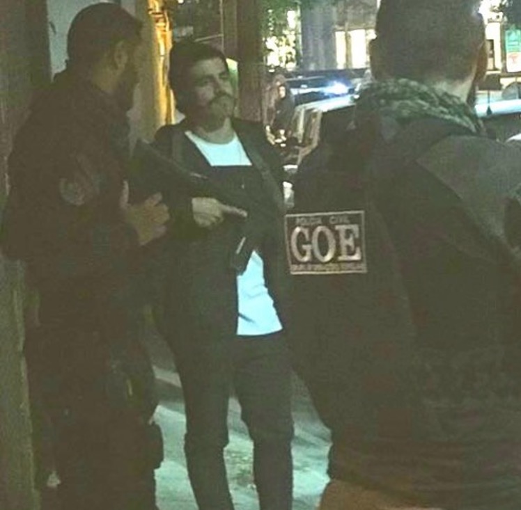 Caio Castro é flagrado com fuzil de policial em São Paulo