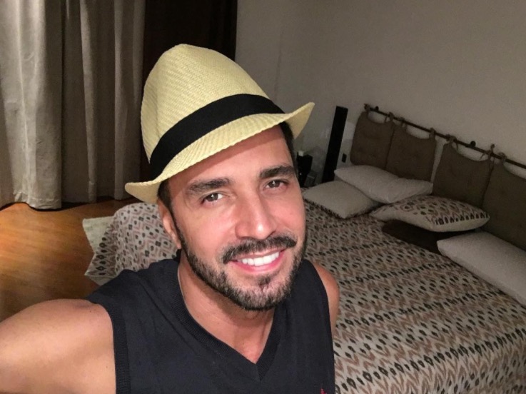 Latino fica milionário ao ganhar processo da RedeTV! e emissora pede desconto