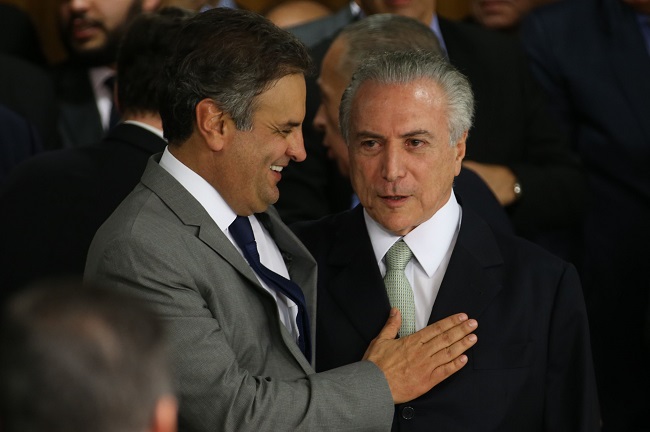 Após condenação de Lula, brasileiros pedem prisão de Aécio e Temer