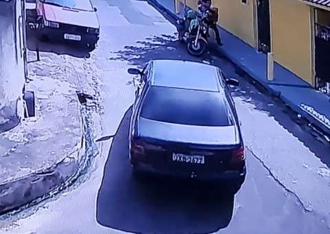 Bandidos usam carro para assaltar pessoas no Japiim. Vídeo flagrou ação