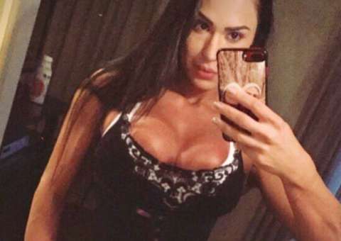  Gracyanne Barbosa mostra virilha em selfie e decote chama atenção