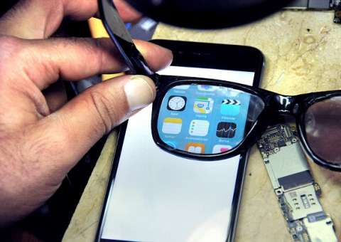 Homem cria 'celular fantasma' que só pode ser visto com óculos inteligentes
