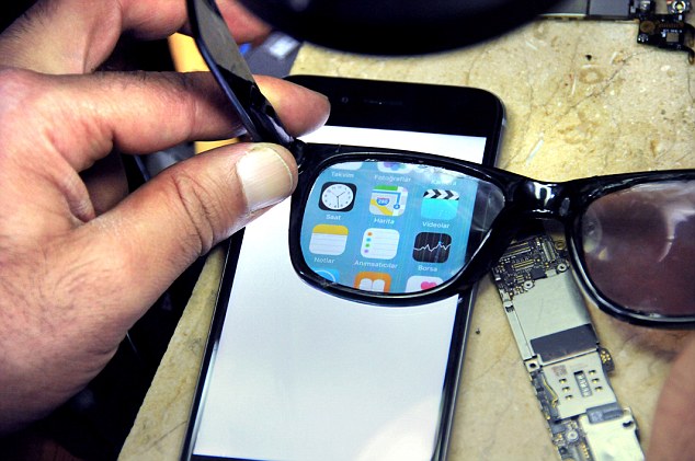 Homem cria 'celular fantasma' que só pode ser visto com óculos inteligentes