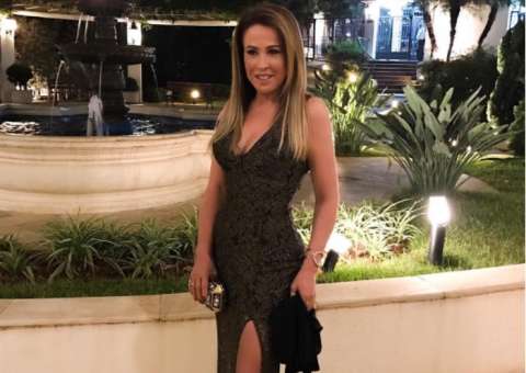 Zilu posa poderosa com vestido justinho e impressiona com cinturinha