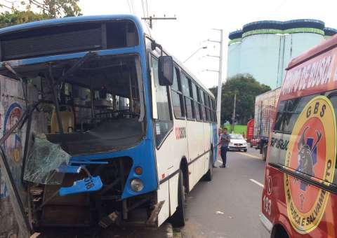 Mais de 20 pessoas ficam feridas em acidente com ônibus em Manaus