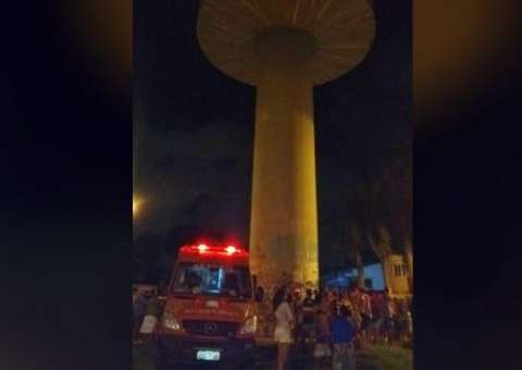 Garoto de 12 anos fica em estado grave após cair em caixa d'água vazia ao tentar fazer selfie