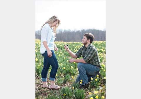 Homem surpreende ao pedir namorada e a irmã dela em casamento 
