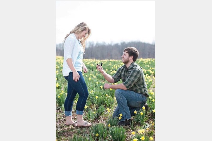 Homem surpreende ao pedir namorada e a irmã dela em casamento 