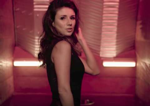 Paula Fernandes manda recado para amante e pisa em ex-namorado em clipe 