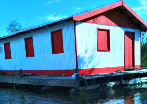 Casa flutuante é furtada por trio no Amazonas