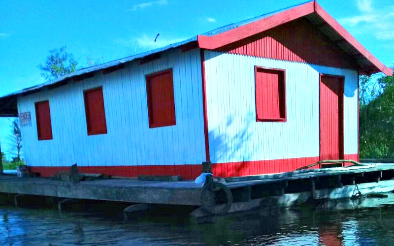 Casa flutuante é furtada por trio no Amazonas