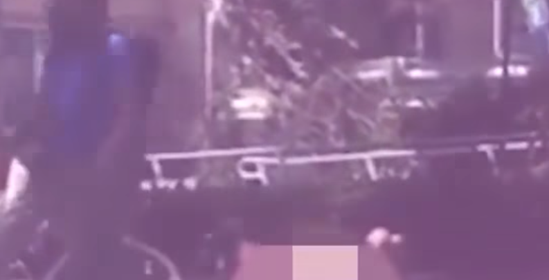 Casal faz sexo em parque na frente de crianças e acaba sendo agredido com bicicleta