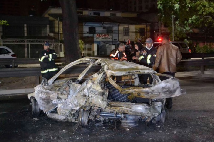 Comissário de bordo morre carbonizado em acidente na Bandeirantes 