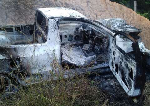 Após colidir com poste, carro pega fogo e deixa dois feridos em estrada no Amazonas