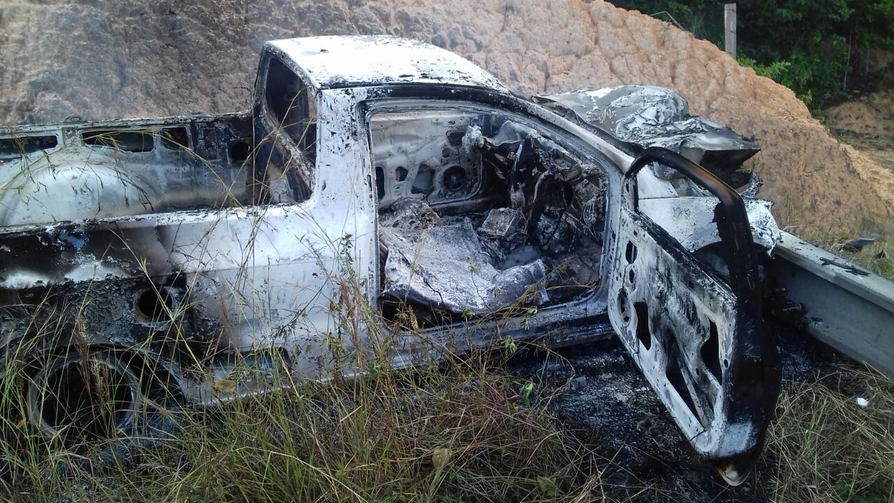 Após colidir com poste, carro pega fogo e deixa dois feridos em estrada no Amazonas
