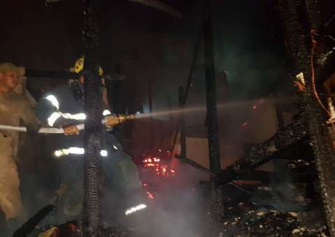 Famílias atingidas por incêndio relatam momentos de terror em Manaus