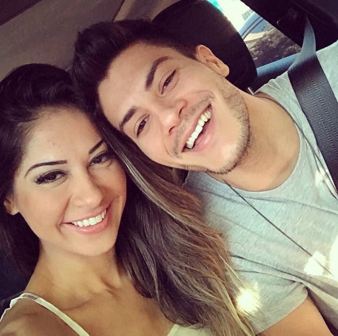 Arthur Aguiar se declara para Mayra Cardi na web
