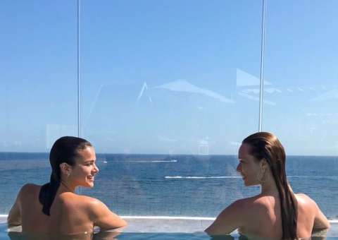 De topless, Bruna Marquezine e Mariana Ximenes posam em piscina