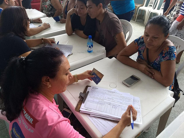 Vítimas de incêndio na Compensa são cadastradas para receber atendimento em Manaus