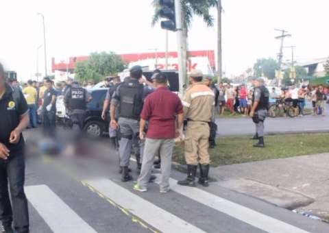 Justiceiro persegue bandidos após assalto, derruba moto e mata dois a tiros em Manaus
