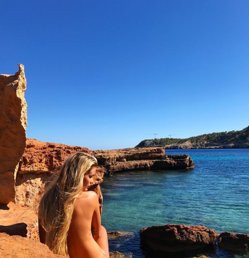  Yasmin Brunet aparece nua em praia de Ibiza