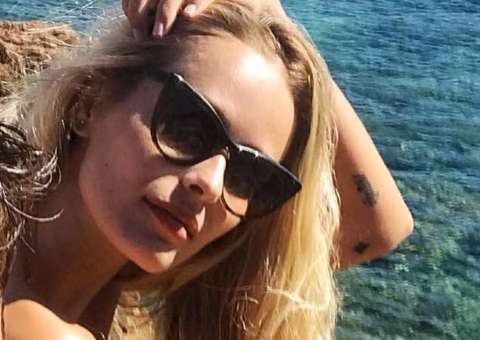  Yasmin Brunet aparece nua em praia de Ibiza