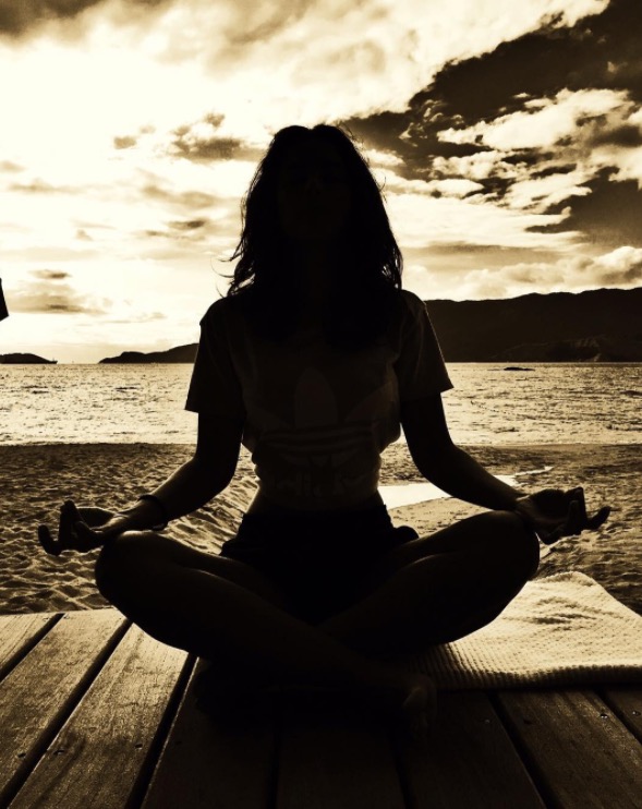  Yanna Lavigne posta foto de cintura finíssima e seguidores desconfiam de Photoshop