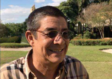 Zeca Pagodinho deixa hospital após sofrer acidente no Rio