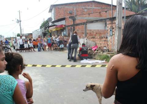 Jovem é morto com dois tiros durante tentativa de assalto em Manaus
