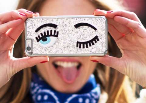 Mulher se vinga do marido e posta selfie dos seios na internet 