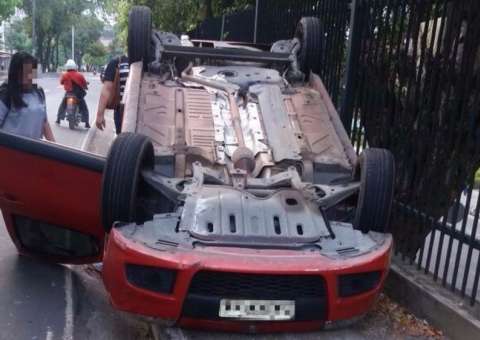 Em Manaus, duas mulheres ficam feridas em capotamento na avenida Darcy Vargas 