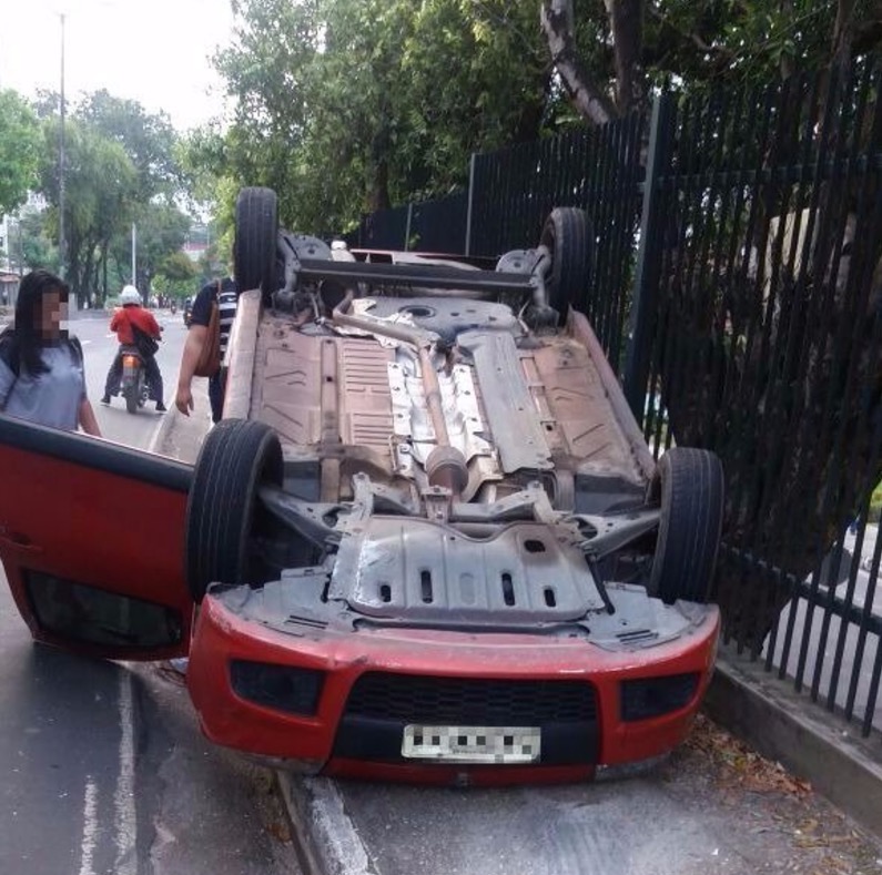 Em Manaus, duas mulheres ficam feridas em capotamento na avenida Darcy Vargas 