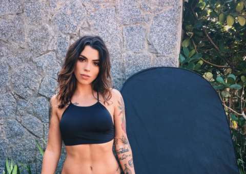 Filha de Maurício Mattar ostenta corpo sarado em ensaio 